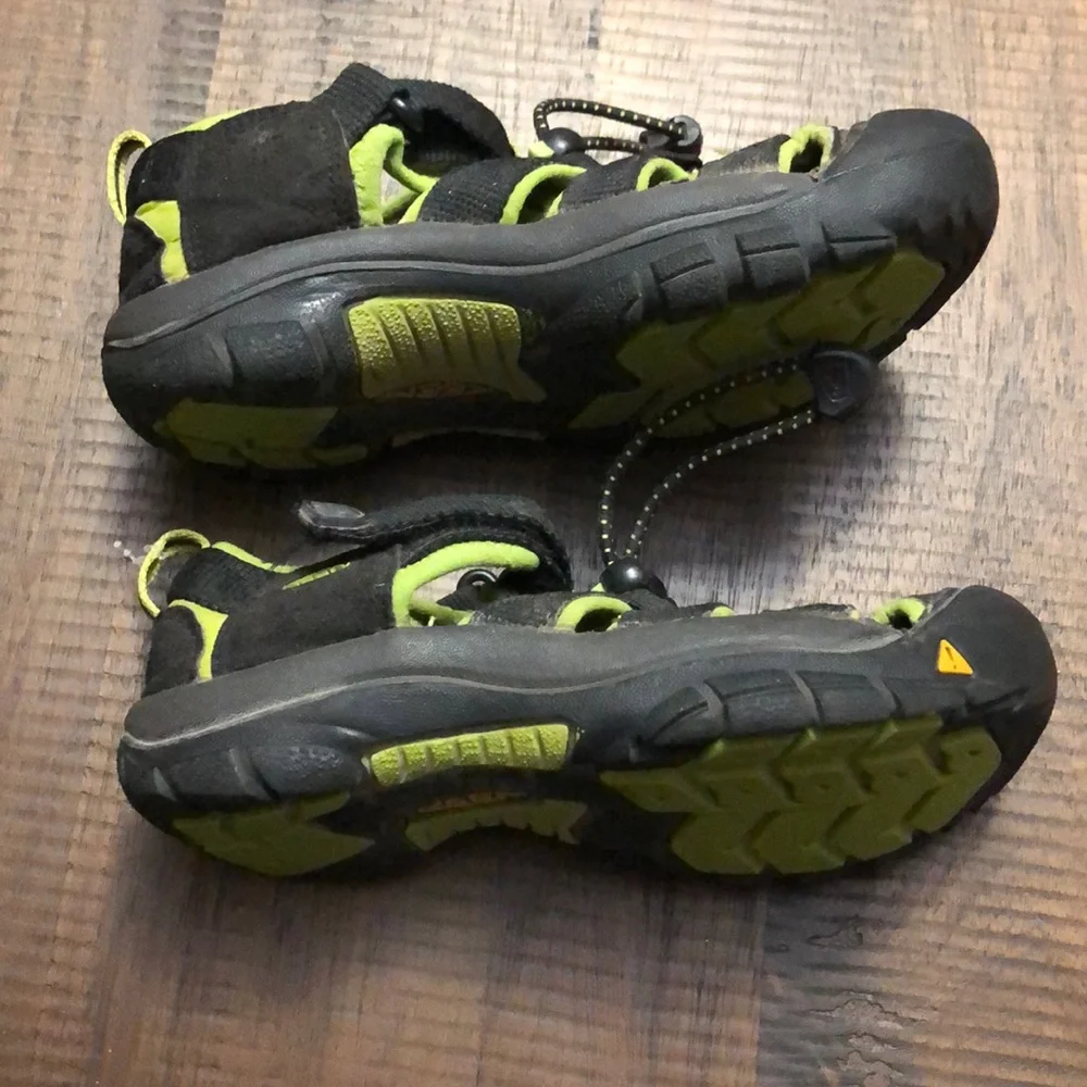 Kids’ size 4 EUC Keens.